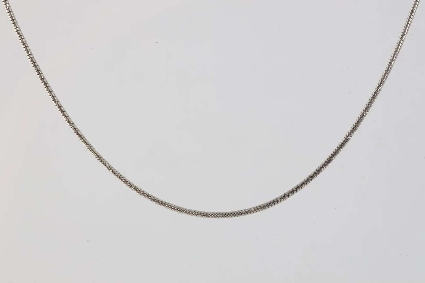 16.5" 18k White Gold Snake Chain Necklace (3.82g.)